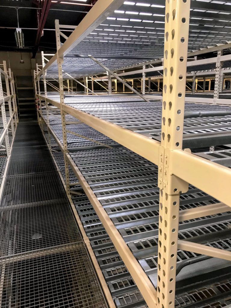 Pallet rack mezzanine system with bar grating